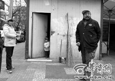 由于沒人照看,爸爸媽媽干活時帶著兩歲多的小韓靈 本報記者 董國梁 攝