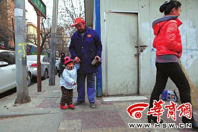 由于沒人照看,爸爸媽媽干活時帶著兩歲多的小韓靈 本報記者 董國梁 攝