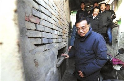 昨天，李克強看望包頭北梁棚戶區居民。新華社發